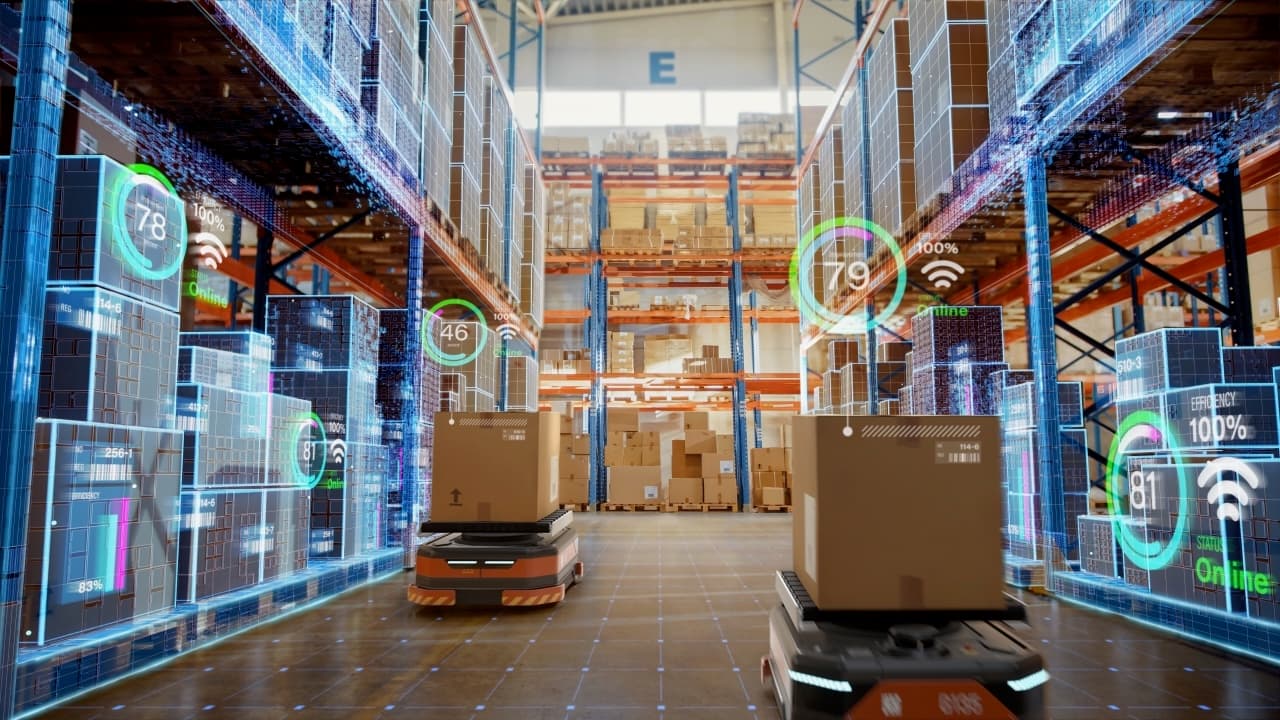 Automated warehouse with robots and digital technology, representing the integration of advanced solutions in Del Bravo's logistics