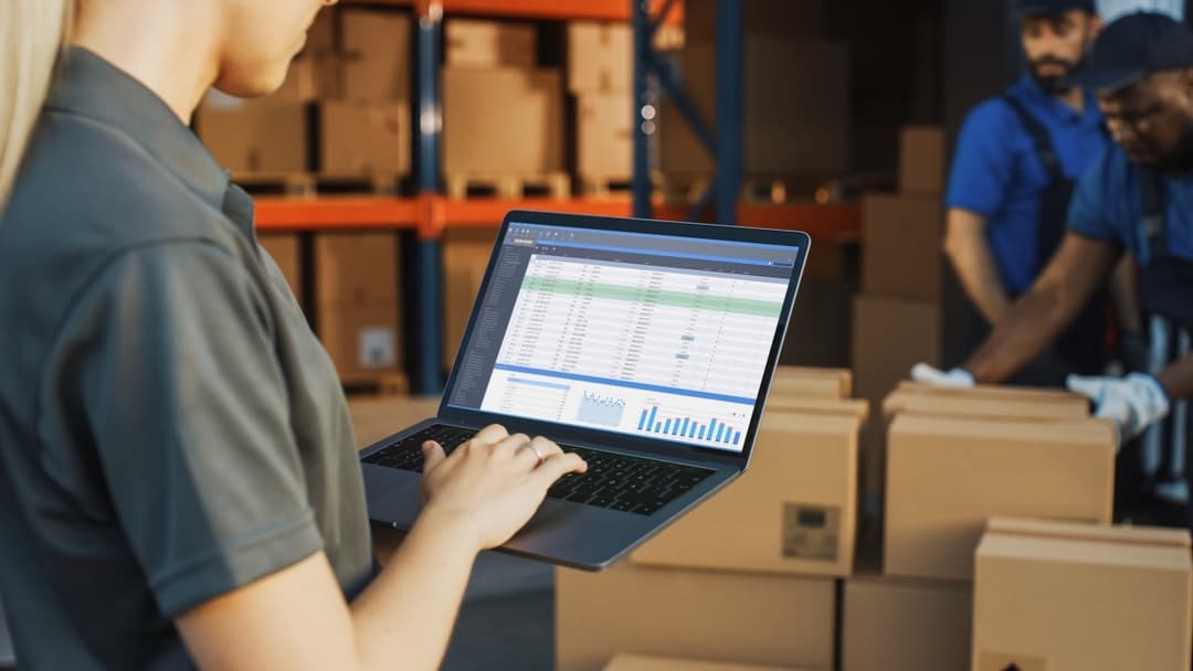 Expert woman conducting inventory from her computer thanks to Del Bravo's technology