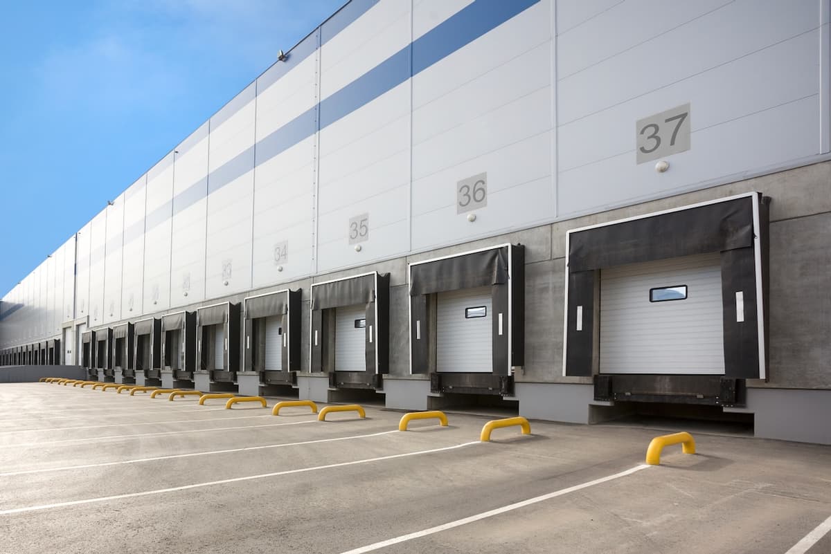 Aligned loading bays in a modern warehouse, representing the advanced infrastructure Del Bravo offers for efficient logistics management