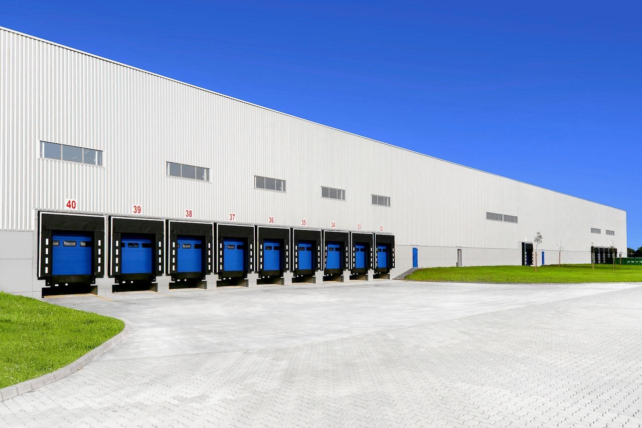 Rows of loading docks in a modern distribution center, representing Del Bravo's advanced infrastructure for handling large logistical volumes