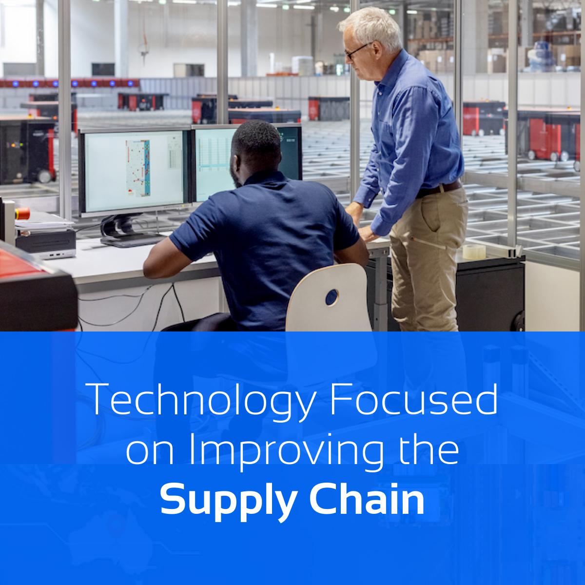 Two professionals in a control room optimizing the supply chain, reflecting Del Bravo's ability to enhance logistical efficiency through advanced technology