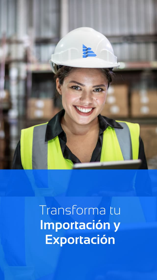 Trabajadora con casco de seguridad y chaleco reflectante sonriendo, representando la innovación y eficiencia en los servicios de importación y exportación de Del Bravo