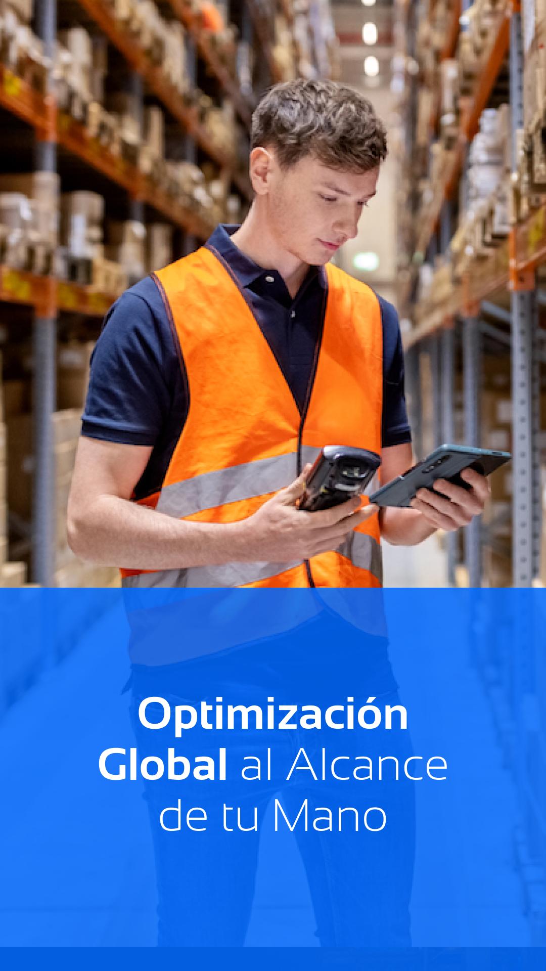 Trabajador con chaleco naranja utilizando dispositivos móviles en un almacén, simbolizando la optimización global gestionada por Del Bravo