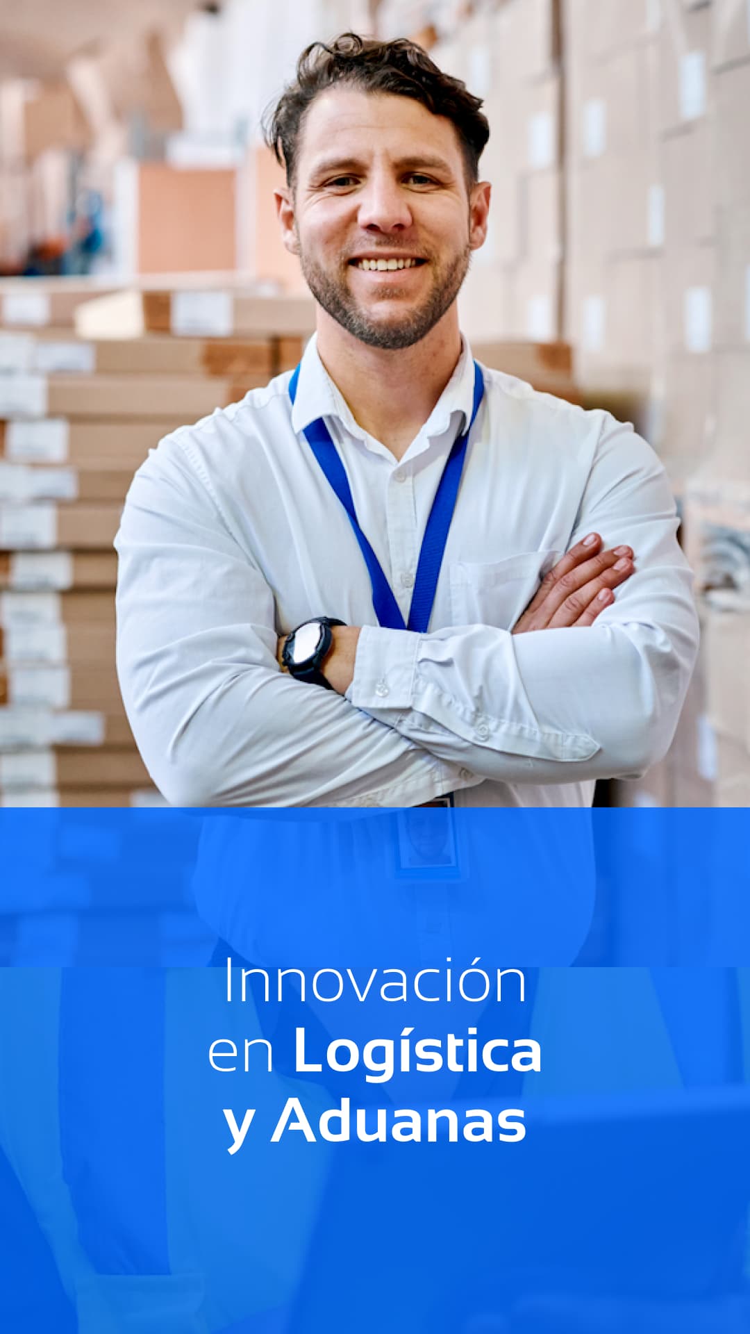 Profesional sonriente en un entorno de almacén, reflejando el compromiso de Del Bravo con la innovación en logística y aduanas, garantizando servicios eficientes y confiables