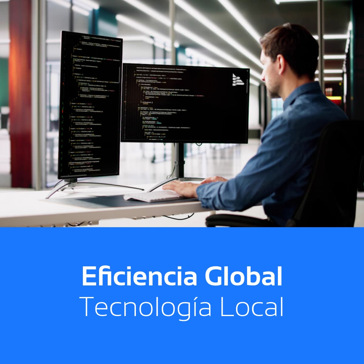 Profesional trabajando en una estación de doble monitor, destacando cómo Del Bravo integra la tecnología local para ofrecer eficiencia global en sus operaciones