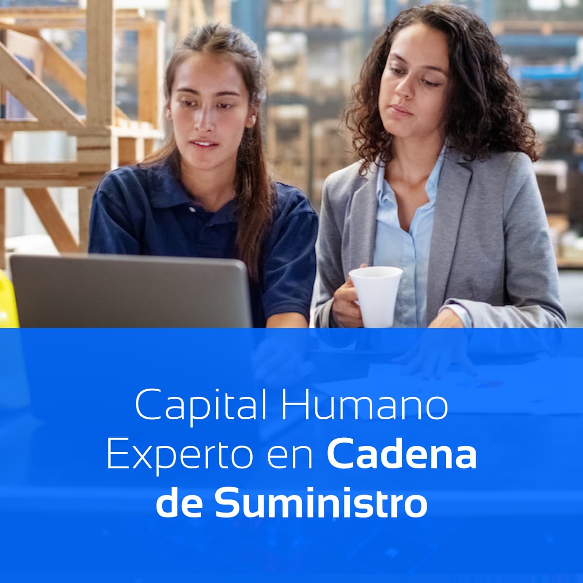 Dos mujeres trabajando en una computadora en un entorno de almacén, representando la modernidad y eficiencia en la cadena de suministro gestionada por Del Bravo