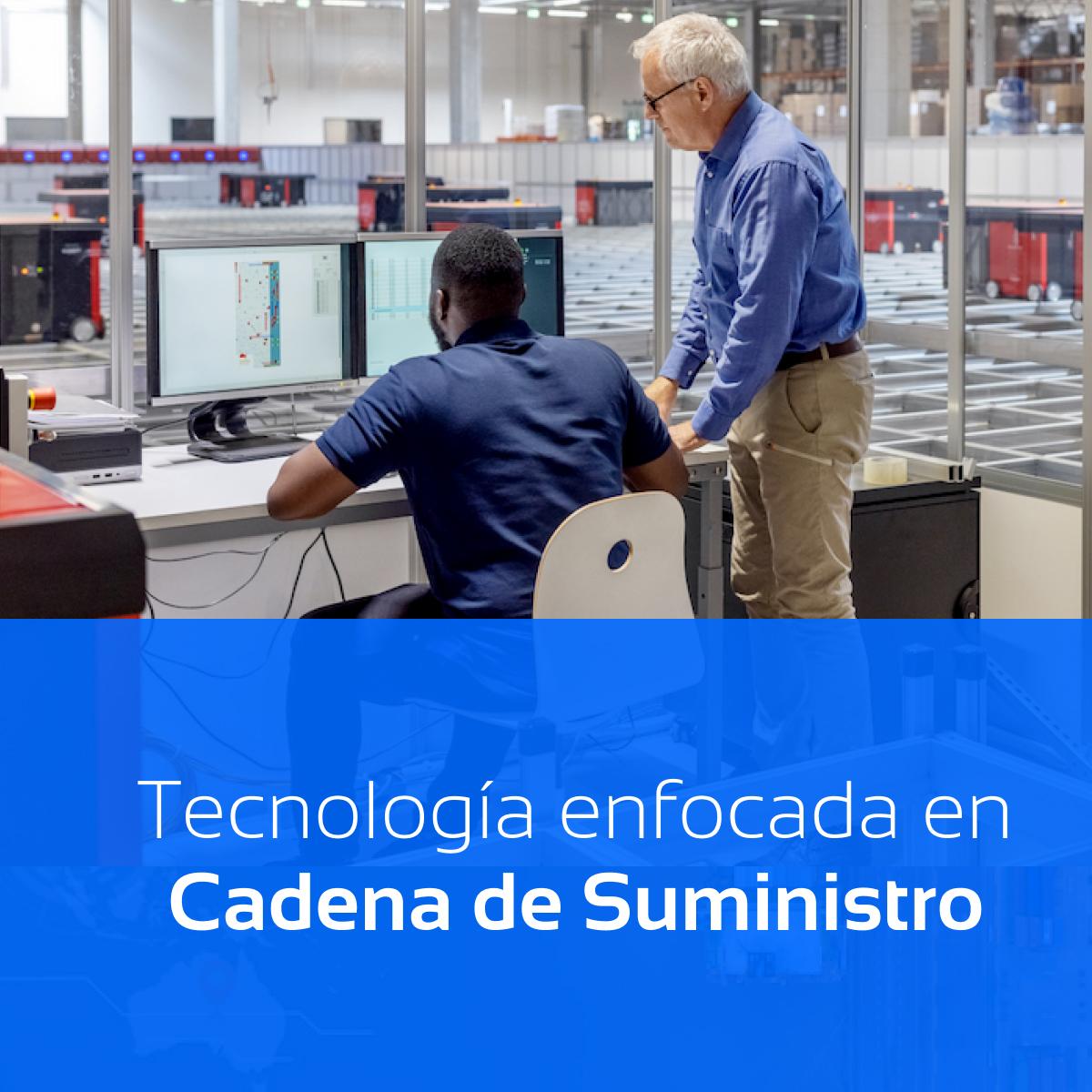 Dos profesionales en una sala de control optimizando la cadena de suministro, reflejando la capacidad de Del Bravo para mejorar la eficiencia logística a través de tecnología avanzada