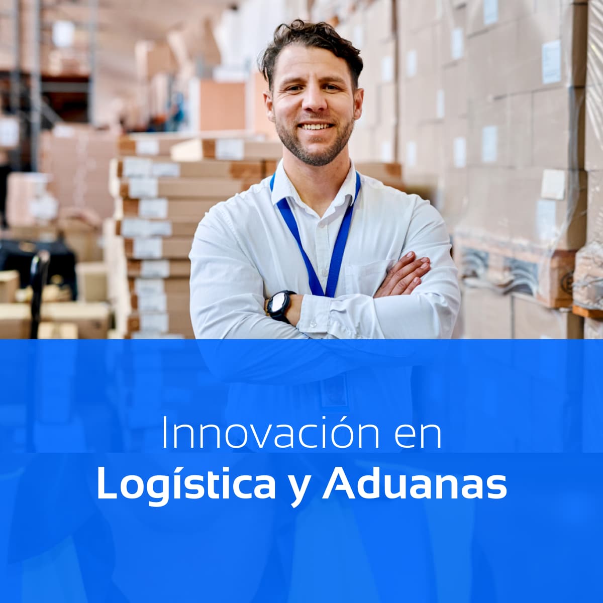 Gerente de logística con los brazos cruzados, representando la innovación en servicios de logística y aduanas proporcionados por Del Bravo