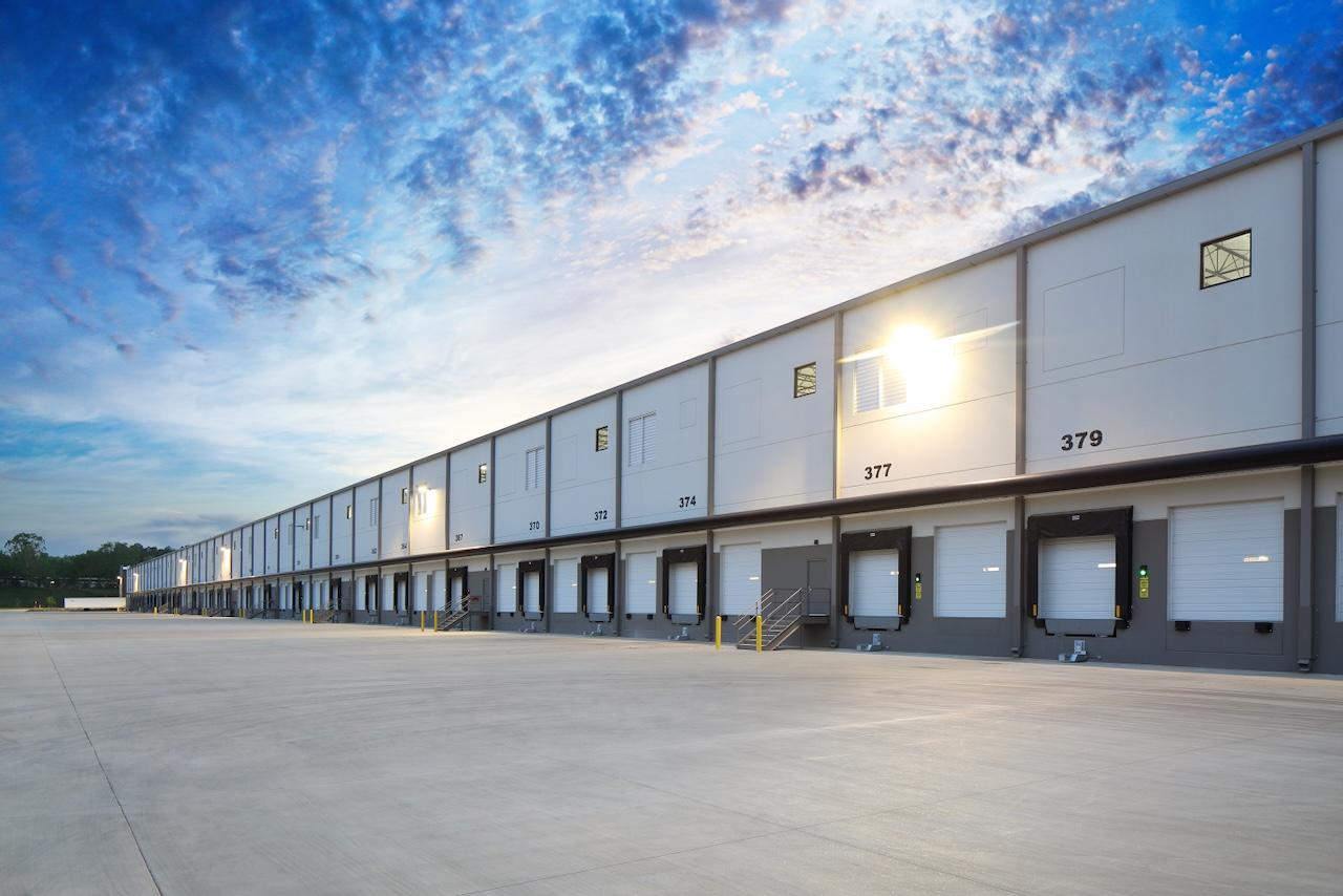 Spacious distribution center under a clear sky, representing Del Bravo's advanced infrastructure and logistical management capacity