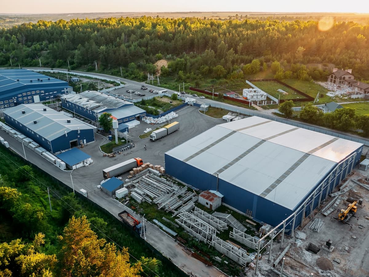 Aerial view of an industrial facility surrounded by green areas, reflecting Del Bravo's ability to operate efficiently in a natural environment